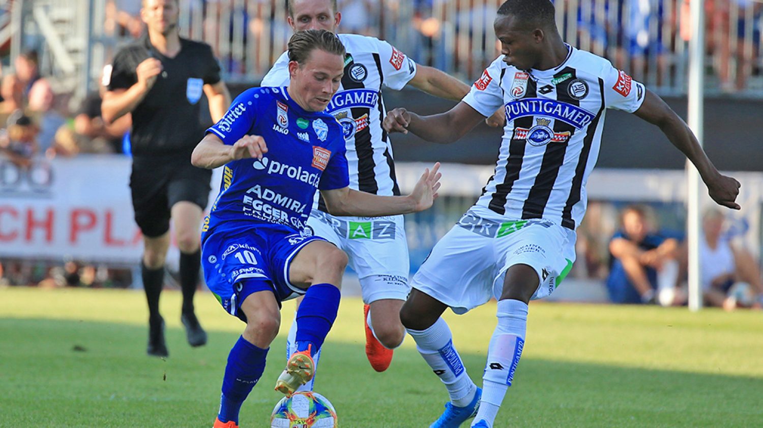 HARTBERG,AUSTRIA,11.AUG.19 - SOCCER - tipico Bundesliga, TSV Hartberg vs SK Sturm Graz. Image shows Stefan Rakowitz (Hartberg), Jakob Jantscher and Michael John Lema (Sturm). Photo: GEPA pictures/ Mario Buehner